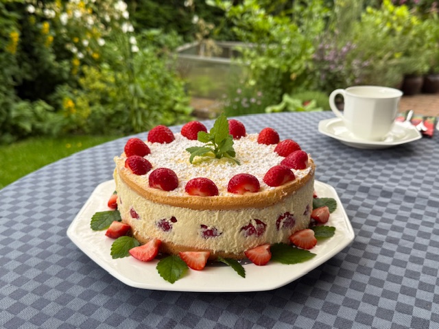 Omelettetorte mit Beerenfrüchten und Crémefüllung • Brotbackforum - Die ...